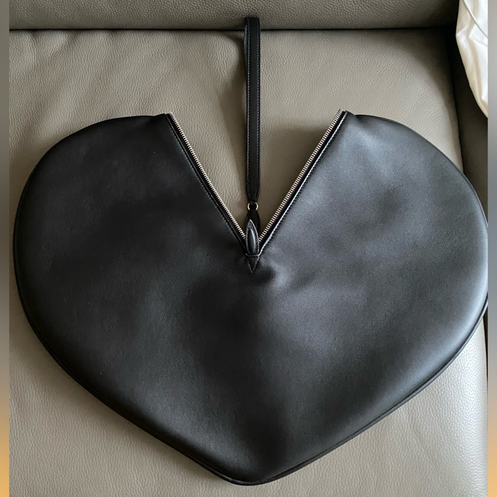 NEW Auth ALAÏA
Le Cœur Heart shape leather CLUTCH/BAG/ Wristlet Made in ITALY - Picture 10 of 16